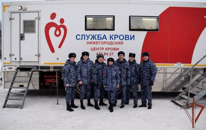 В Нижнем Новгороде росгвардейцы сдали около 15 литров крови