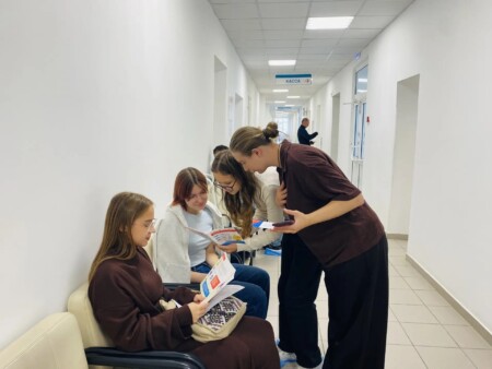 Студенты НГПУ отметили День учителя визитом в Центр крови